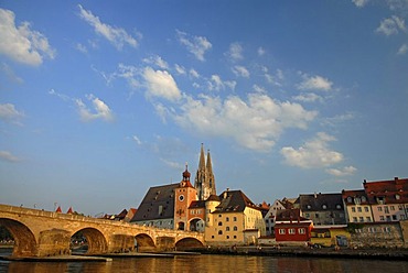 Steinerne Bruecke, Stone Bridge crossing the Danube river and the tower at the southern end of the bridge, the towers of the cathedral at back, Regensburg, Upper Palatinate, Bavaria, Germany, Europe