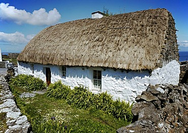 Cottage with a thatched roof, Inisheer, Aran Islands, County Clare, Republic of Ireland, Europe