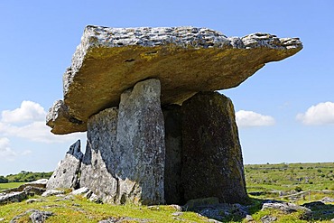 Portal tomb, Paulnabrone, Burren, County Clare, Ireland, Europe