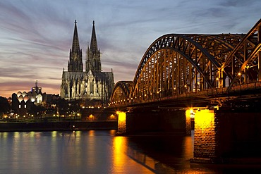 Illuminated Hohenzollern Bridge over the Rhine, Cologne Cathedral and Philharmonie, concert hall, Cologne, Rhineland, North Rhine-Westphalia, Germany, Europe, PublicGround