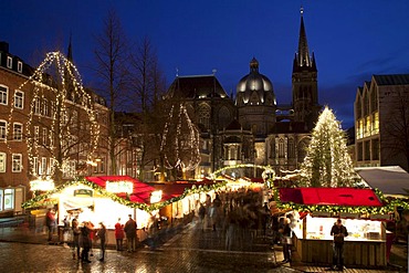 Aachen Christmas market and City Hall at night, Aachen, North Rhine-Westphalia, Germany, Europe