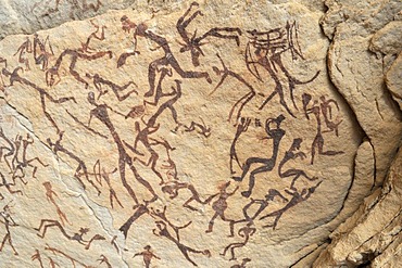 Rare circular display of painted people, neolithic rock art at Arakokem, Adrar Tekemberet, Immidir, Algeria, Sahara, North Africa