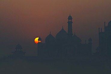 Taj Mahal, UNESCO World Heritage Site, at sunset, Agra, Uttar Pradesh, India, Asia