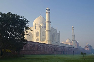 Taj Mahal, UNESCO World Heritage Site, at the banks of the river Yamuna, Agra, Uttar Pradesh, India, Asia