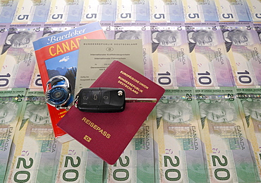 Ignition key, international driving license, passport of the Federal Republic of Germany, guide book for Canada and various Canadian dollar banknotes