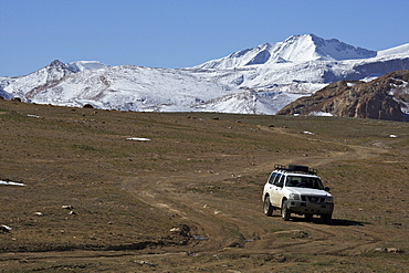 Off-road vehicle on the slopes of the Eastern Pamir, Tajikistan, Central Asia, Asia