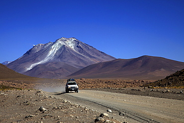 Dirt track, Altiplano, Ollague volcano, 5869 m, southern Bolivia, South America