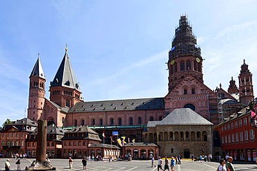 Mainz Cathedral with Marktplatz square and the Heunen Column, Mainz, Rhineland-Palatinate, Germany, Europe