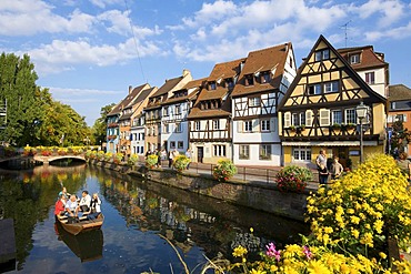 Half-timbered houses on a canal in the Quartier des Tanneurs, tanners' quarter, excursion boat, historic centre of Colmar, Alsace, France, Europe