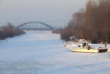 Frozen Havel-Canal near Wustermark, Havelland region, Brandenburg, Germany, Europe