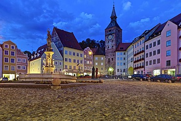 Main square with Marienbrunnen fountain and Schmalzturm tower at dusk, Landsberg am Lech, Bavaria, Germany, Europe