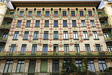 Majolikahaus, entire facade, Art Nouveau, 1898, by Kolo Moser, Linke Wienzeile 40, Left Vienna Row, famous apartment buildings by Otto Wagner, Vienna, Austria, Europe