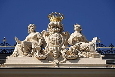 Sculptures with coat of arms and a crown on Palais Wertheim, built 1868, Schwarzenbergplatz 17, Vienna, Austria, Europe