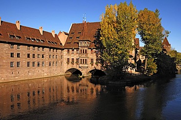 Heilig-Geist-Spital building on the Pegnitz River, built 1332 - 1339, looking like this since 1489, Spitalgasse street 16, Nuremberg, Middle Franconia, Bavaria, Germany, Europe