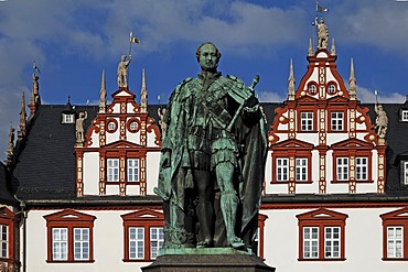 Statue of Prince Albert, 1865, gift from Queen Victoria to the people of Coburg, Renaissance Stadthaus building at back, built 1597 to 1601, market square, Coburg, Upper Franconia, Bavaria, Germany, Europe