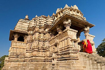 Women wearing saris on the steps leading up to Kandariya Mahadev Temple, Khajuraho, UNESCO World Heritage Site, Madhya Pradesh, India, Asia