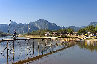 Bamboo bridge over the Nam Song River, karst mountains, Vang Vieng, Vientiane, Laos, Indochina, Asia