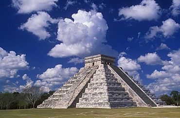 Pyramid of Kukulcan, Maya ruins of Chichen Itza, Yucatan, Mexico, North America