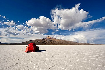 Tent on salt lake, Salar de Uyuni, Uyuni, Bolivia, South America