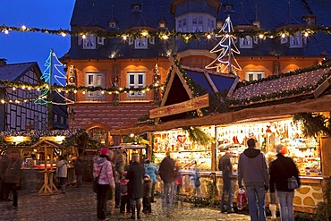 Christmas market in front of the town hall, Goslar, Lower Saxony, Germany, Europe