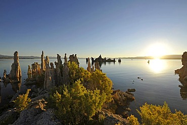 Dawn, sunrise, tufa rock formations, South Tufa Area, Mono Lake, a saline lake, Mono Basin and Range region, Sierra Nevada, California, United States of America, USA