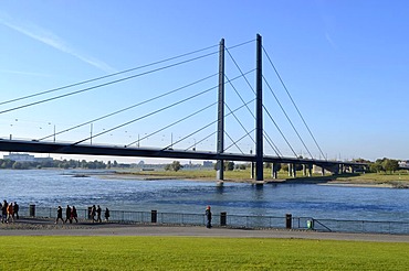 Rheinuferpromenade, Rhine promenade, ramblers on the Rhine, Rheinkniebruecke bridge, Duesseldorf, Rhineland, North Rhine-Westphalia, Germany, Europe