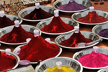 Dying powder, coloured henna powder, Orchha, Madhya Pradesh, North India, India, Asia