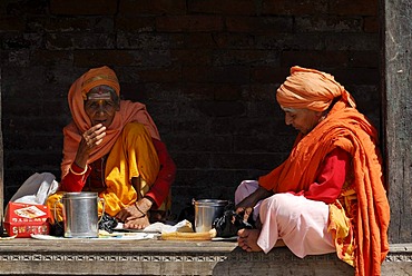 Women sitting on a step, Pashupatinath, Kathmandu, Nepal, Asia