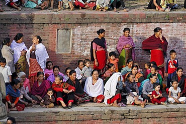 Women and children, Nyatapola Pagoda, Taumadhi square, Bhaktapur, Kathmandu Valley, Nepal, Asia