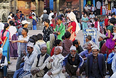 Men, women and children, Taumadhi square, Bhaktapur, Kathmandu Valley, Nepal, Asia