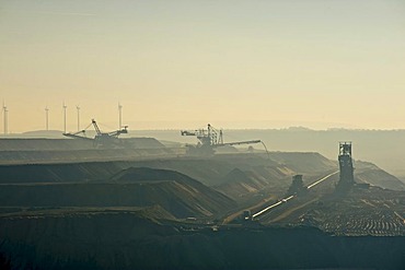 A rotary excavator and a spreader, Tagebau Garzweiler open pit mine, Grevenbroich, North Rhine-Westphalia, Germany, Europe