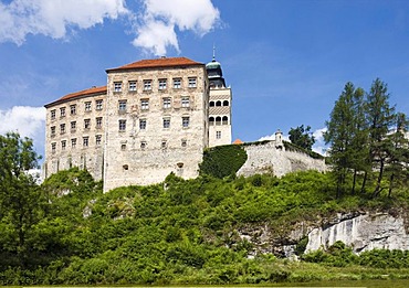 Pieskowa skala castle, Ojcowski National Park, Poland, Europe