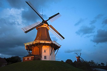 Greetsiel twin windmills at dusk, Greetsiel, East Frisia, Lower Saxony, Germany, Europe