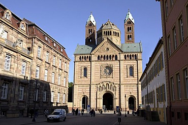 View from Altpoertel city gate along Maximilianstrasse Street, Via Triumphalis, to Speyer Cathedral, Cathedral of St. Mary and St. Stephen, Speyer, Rhineland-Palatinate, Germany, Europe