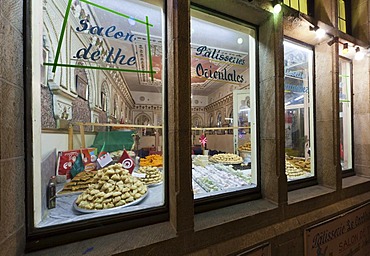 Display window with oriental chocolates and pralines, Grote Markt, Grand Place, Brussels, Belgium, Europe