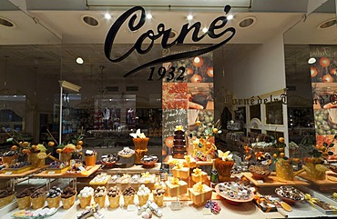 Display window with chocolates and pralines, Galeries Royales St. Hubert shopping arcade, Brussels, Belgium, Europe