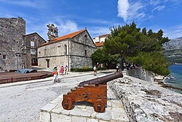 Historic centre of Korcula with a cannon outside the castle, central Dalmatia, Dalmatia, Adriatic coast, Croatia, Europe, PublicGround