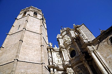 Bell tower of Miguelete and the Puerta de los Hierros, Cathedral, Valencia, Spain, Europe