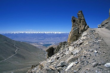 Road leading to the Khardung La or Khardung Pass, the highest drivable pass in the world, Ladakh, Indian Himalayas, Jammu and Kashmir, northern India, India, Asia