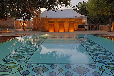 Swimming pool, Mool Sagar, heritage hotel and pleasure gardens of the Maharajas of Jodhpur, Jaisalmer, Thar Desert, Rajasthan, North India, India, Asia