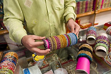 Merchant selling Hyderabad's famous glass armlets, bazaar, near the Charminar monument, Hyderabad, Andhra Pradesh, southern India, India, Asia