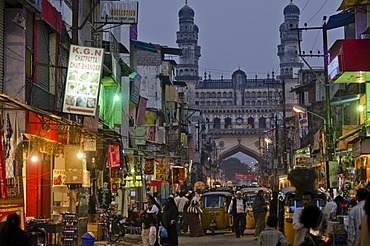 Busy bazaar near the Charminar monument, Hyderabad, Andhra Pradesh, southern India, India, Asia