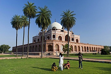 Indian visitors, Tomb of Humayun, grave monument, UNESCO World Heritage Site, New Delhi, North India, India, Asia