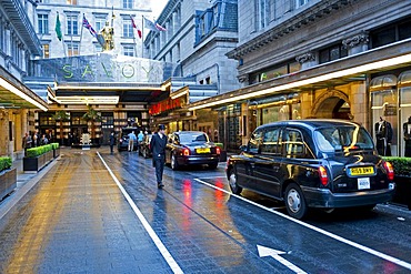 Black cabs, Savoy Hotel, London, England, United Kingdom, Europe