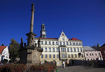 Plague column and market square of Benesov nad Plousnici, North Bohemia, Bohemia, Czech Republic, Europe