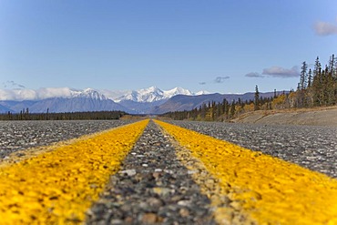 Alaska Highway towards Haines Junction, St. Elias Mountains, Kluane Range behind, Kluane National Park and Reserve, Yukon Territory, Canada