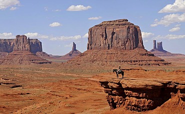 Viewpoint John Ford's Point, tourist on horseback, East Mitten Butte, West Mitten Butte, Merrick Butte, Castle Butte, Bear and Rabbit, Stagecoach, Mitchell Mesa table mountains, Monument Valley Navajo Tribal Park, Navajo Nation Reservation, Arizona, Utah,