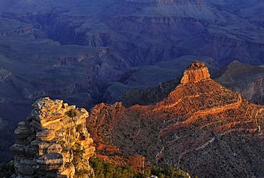 View of O'Neill Butte from Yaki Point at first morning light, South Kaibab Trail, Bright Angel Canyon and Trail, Grand Canyon National Park, South Rim, Arizona, United States of America, USA