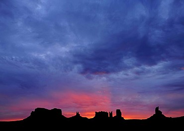 Sunrise, dawn, mesas, Bingham's Tomb, King on His Throne, Stagecoasch, Bear and Rabbit, Castle Butte, Big Indian, Monument Valley, Navajo Tribal Park, Navajo Nation Reservation, Arizona, Utah, USA