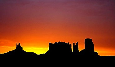 Sunrise, dawn, mesas, King on His Throne, Stagecoach, Bear and Rabbit, Castle Butte, Monument Valley, Navajo Tribal Park, Navajo Nation Reservation, Arizona, Utah, USA